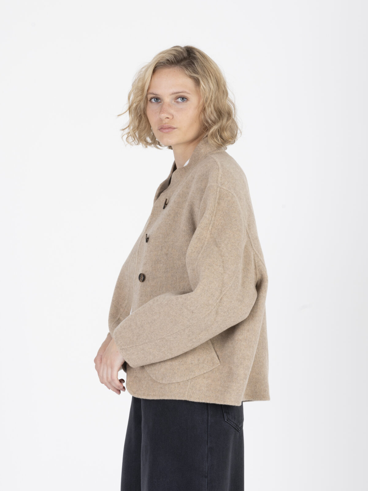 windsor-double-sided-wool-coat-beige-round-cropped-soeur-matchboxathens