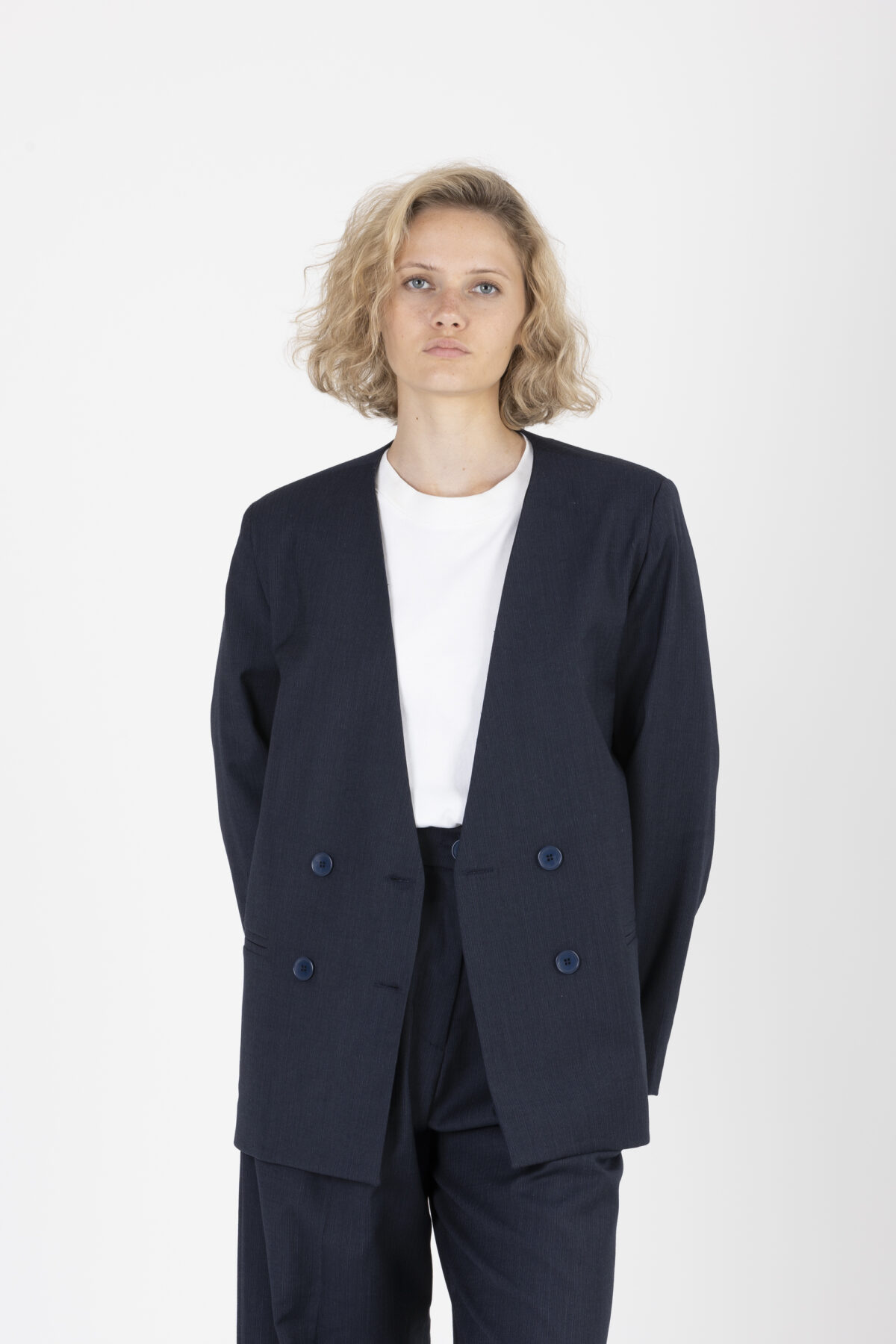 greta-loose-blazer-collarless-breasted-buttons-uniforme-athens-matchboxathens