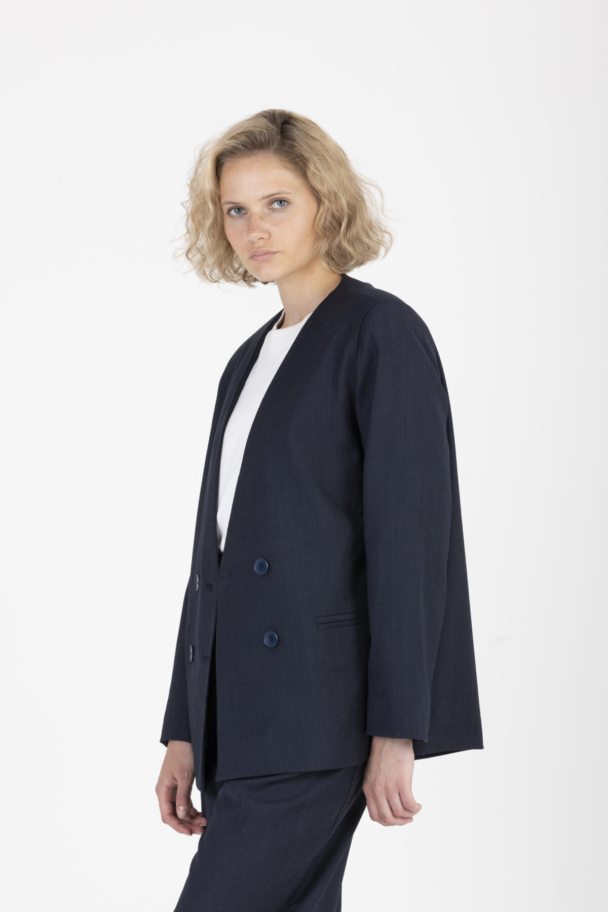 greta-loose-blazer-collarless-breasted-buttons-uniforme-athens-matchboxathens