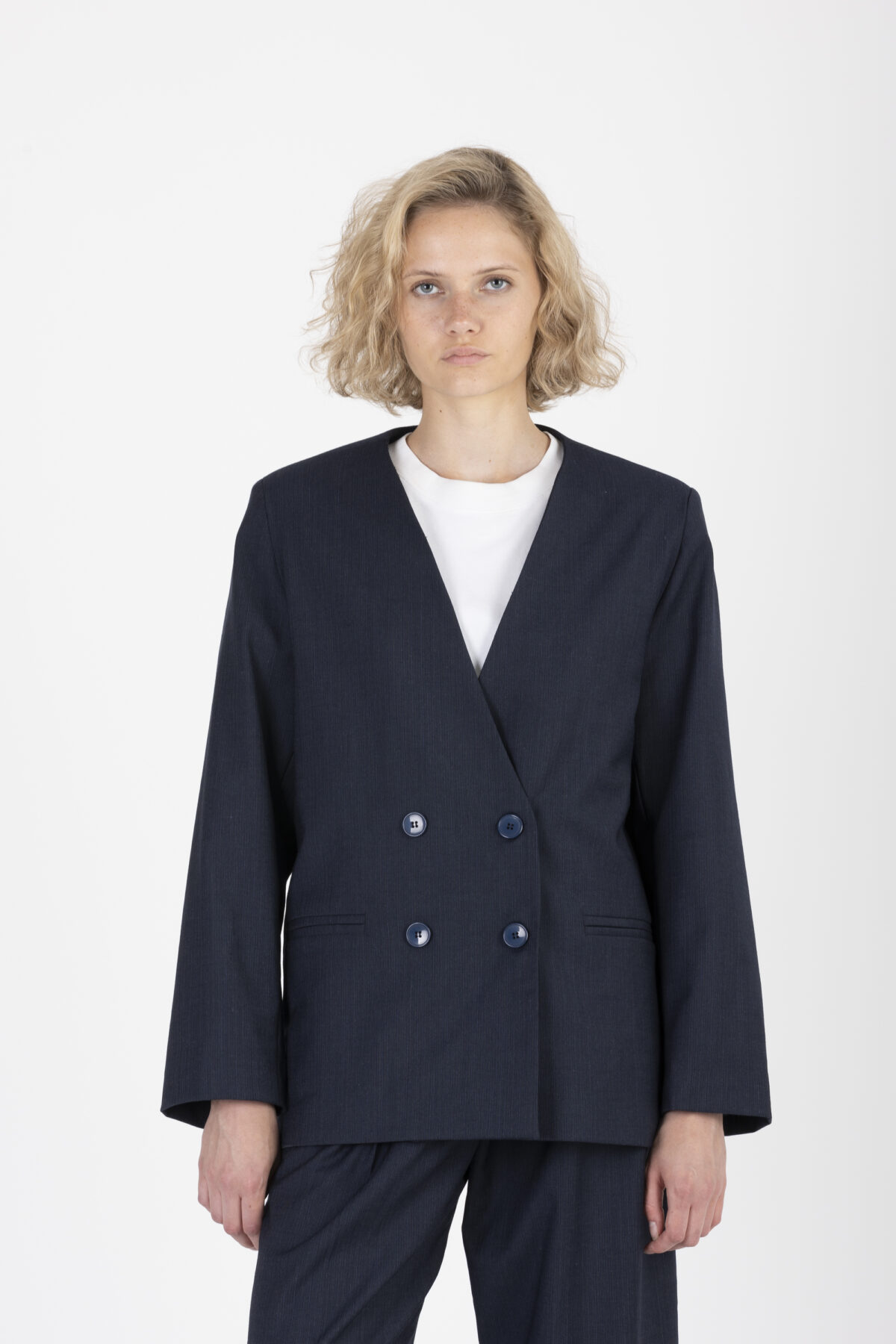 greta-loose-blazer-collarless-breasted-buttons-uniforme-athens-matchboxathens