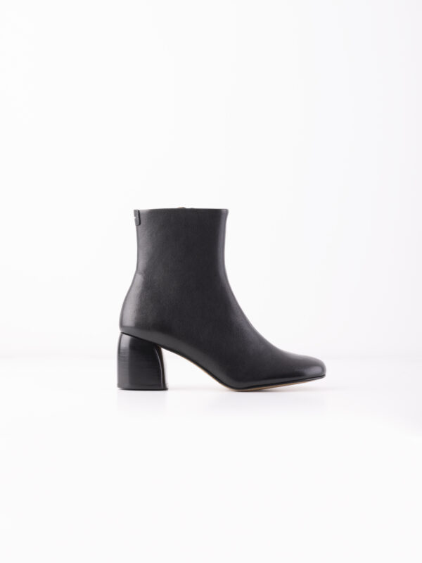 laena-round-toe-cylinder-heel-leather-black-boots-ankle-anthology-paris-matchboxathens