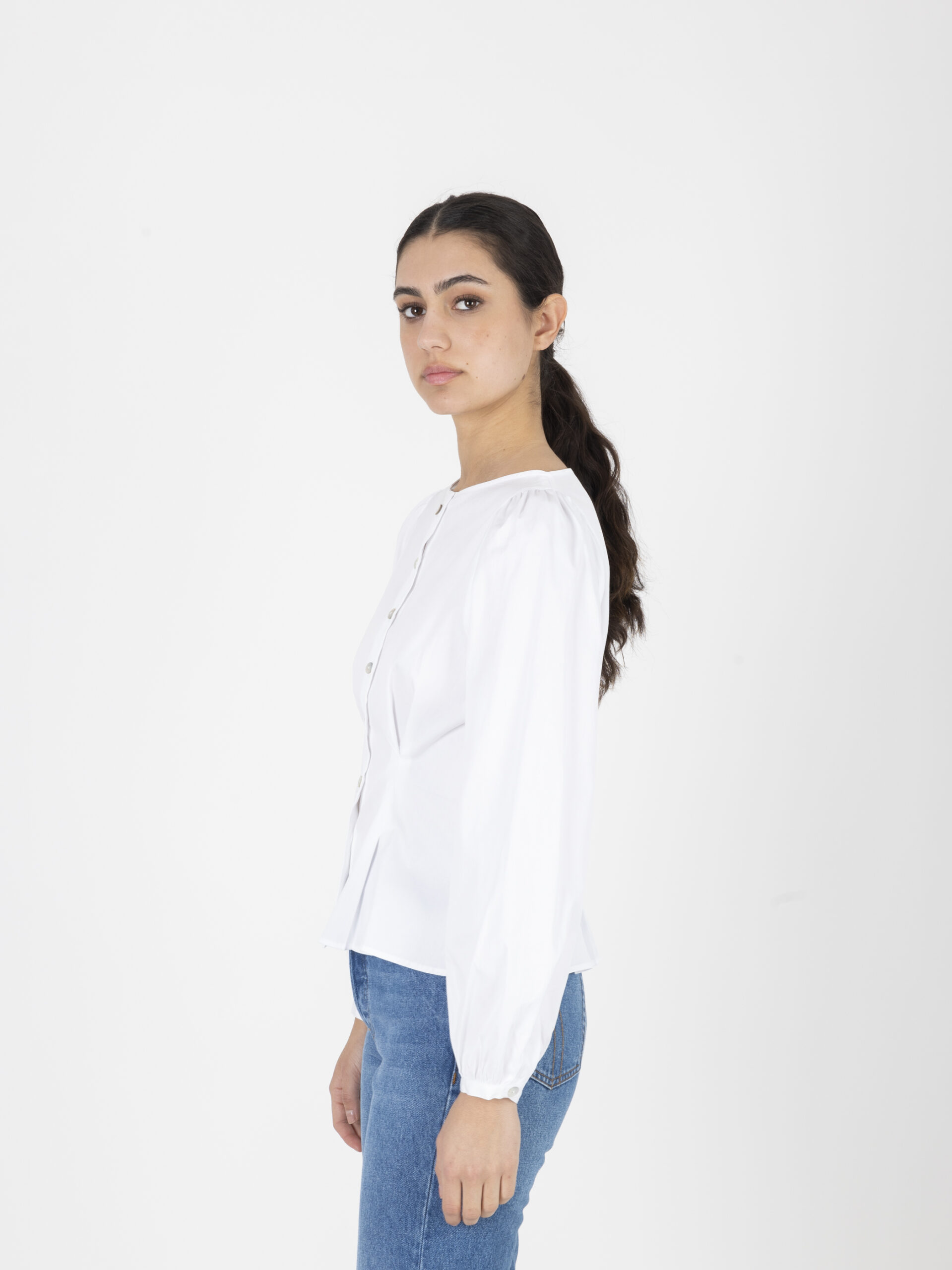 claudine-blouse-white-cotton-front-back-pleats-pearl-buttons-round-neck-rouje-matchboxathens